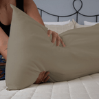 Capa para Travesseiro de Corpo PureTouch | Marrom